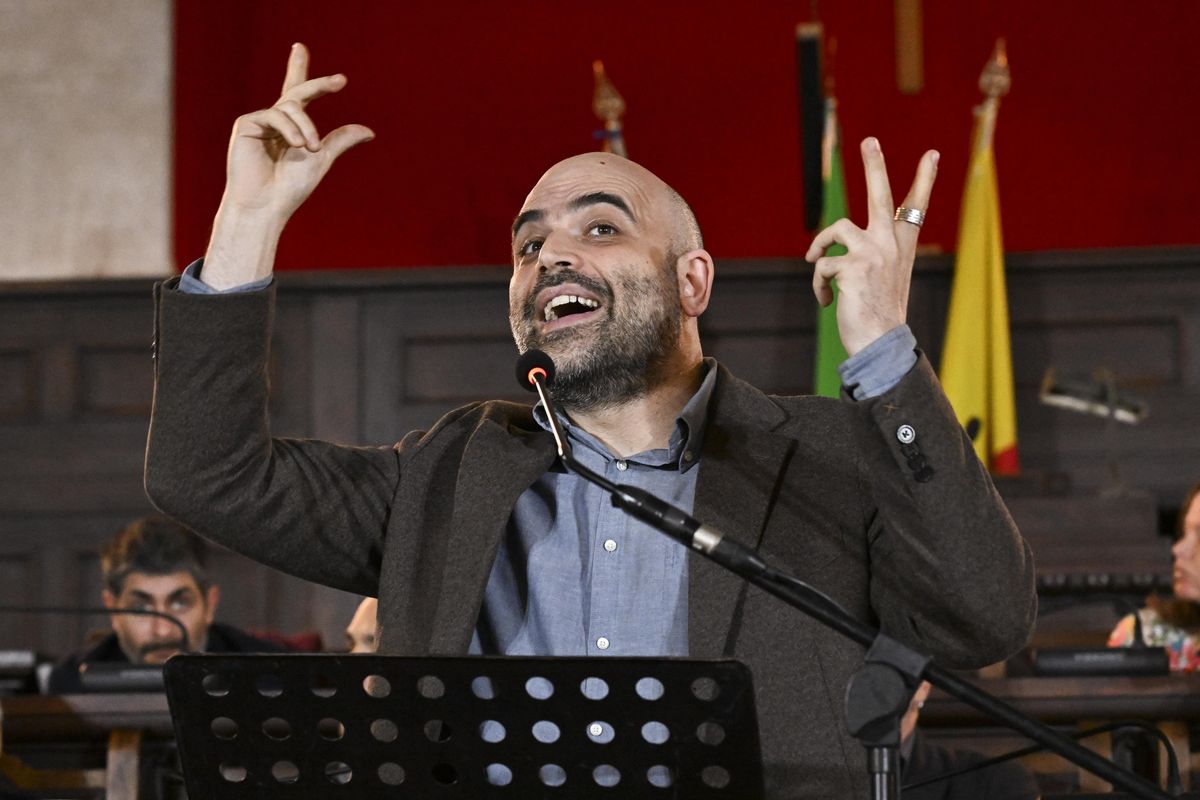 Per paura il governo fa un regalo a Saviano