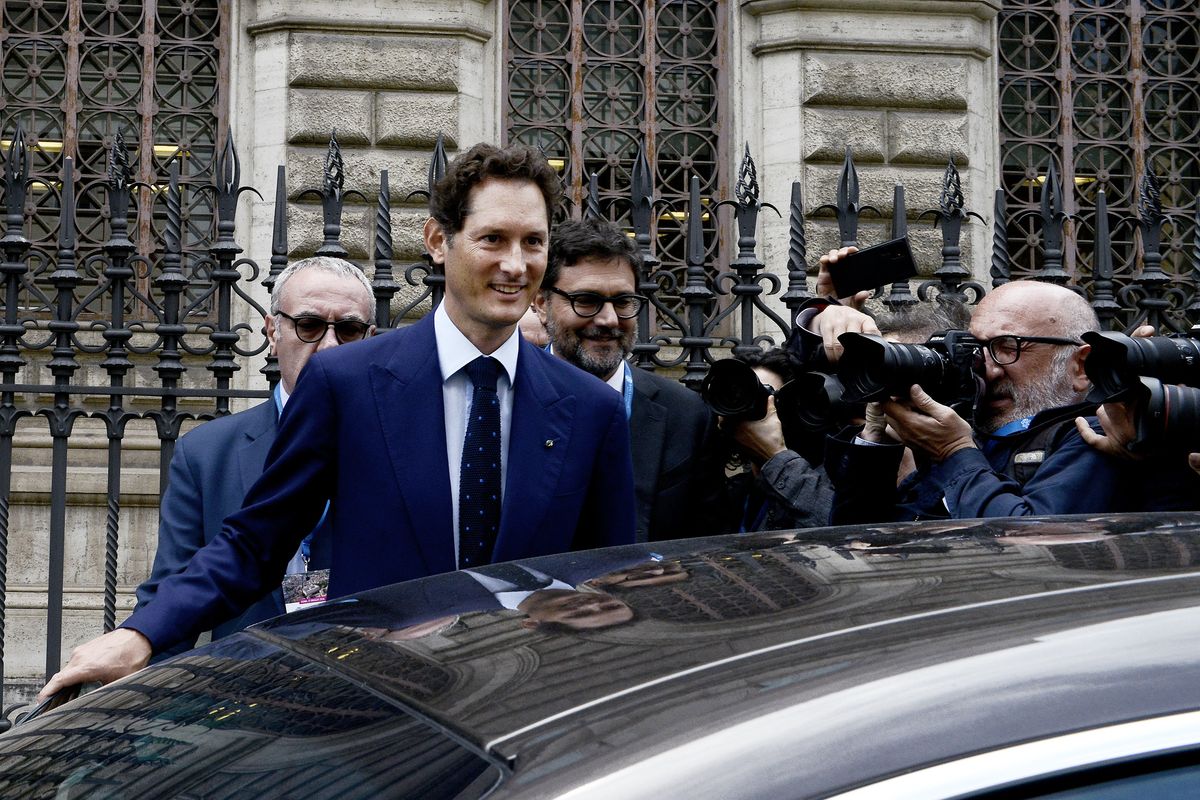 Elkann continua a fare promesse. Ma la gigafactory finisce in freezer