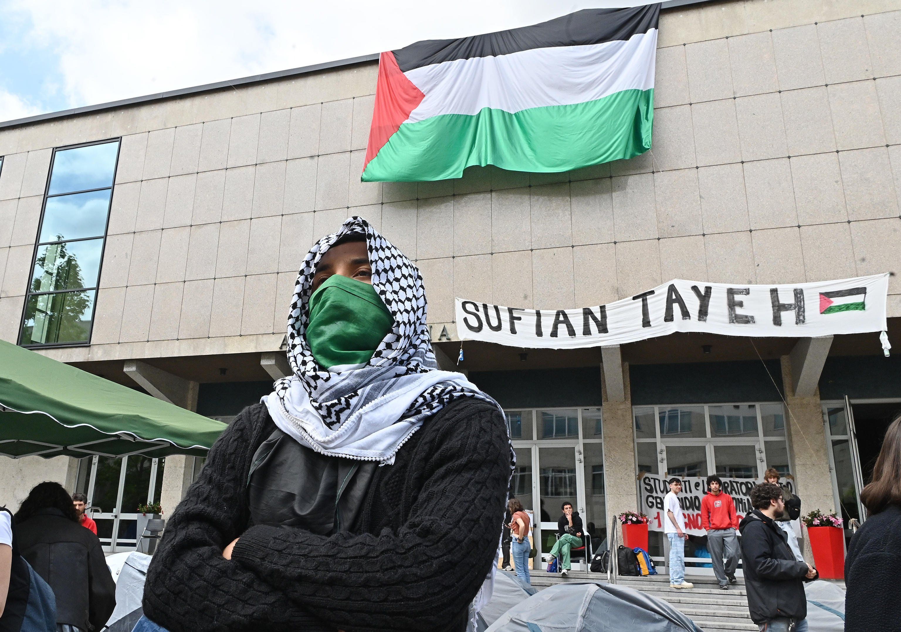 Sulla sharia negli atti insorge la destra. E un ateneo occupato diventa moschea