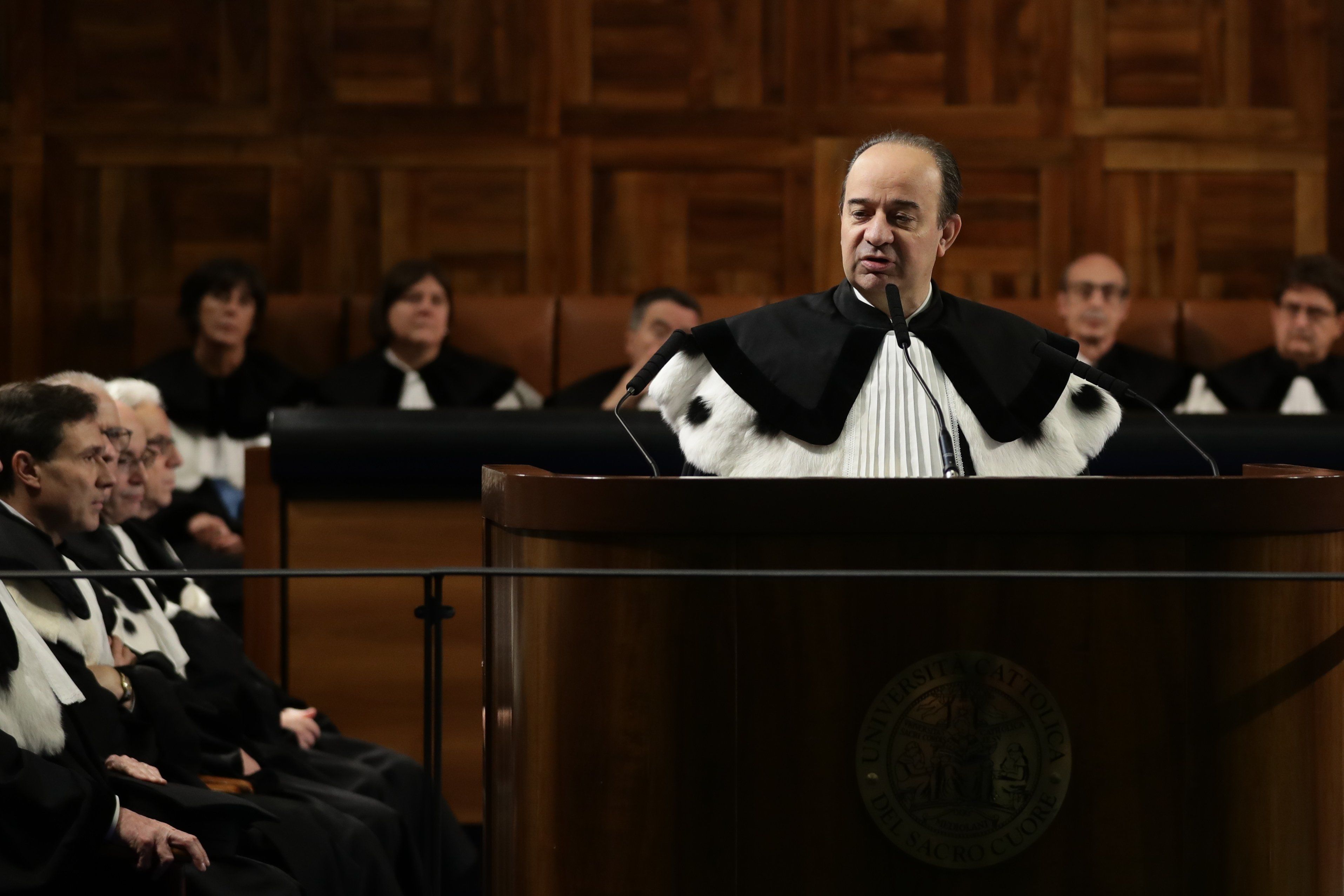 Si butta dal sesto piano dopo una telefonata. Addio al rettore Anelli