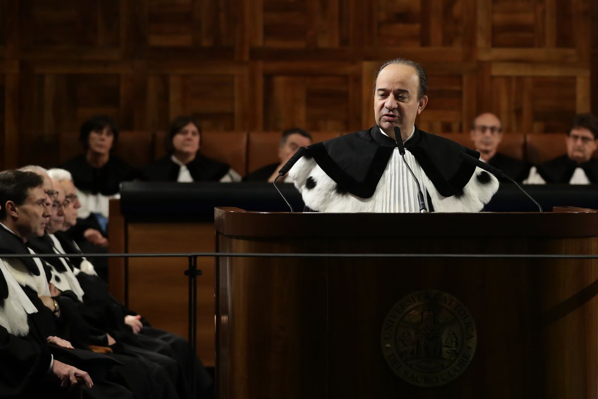 Si butta dal sesto piano dopo una telefonata. Addio al rettore Anelli