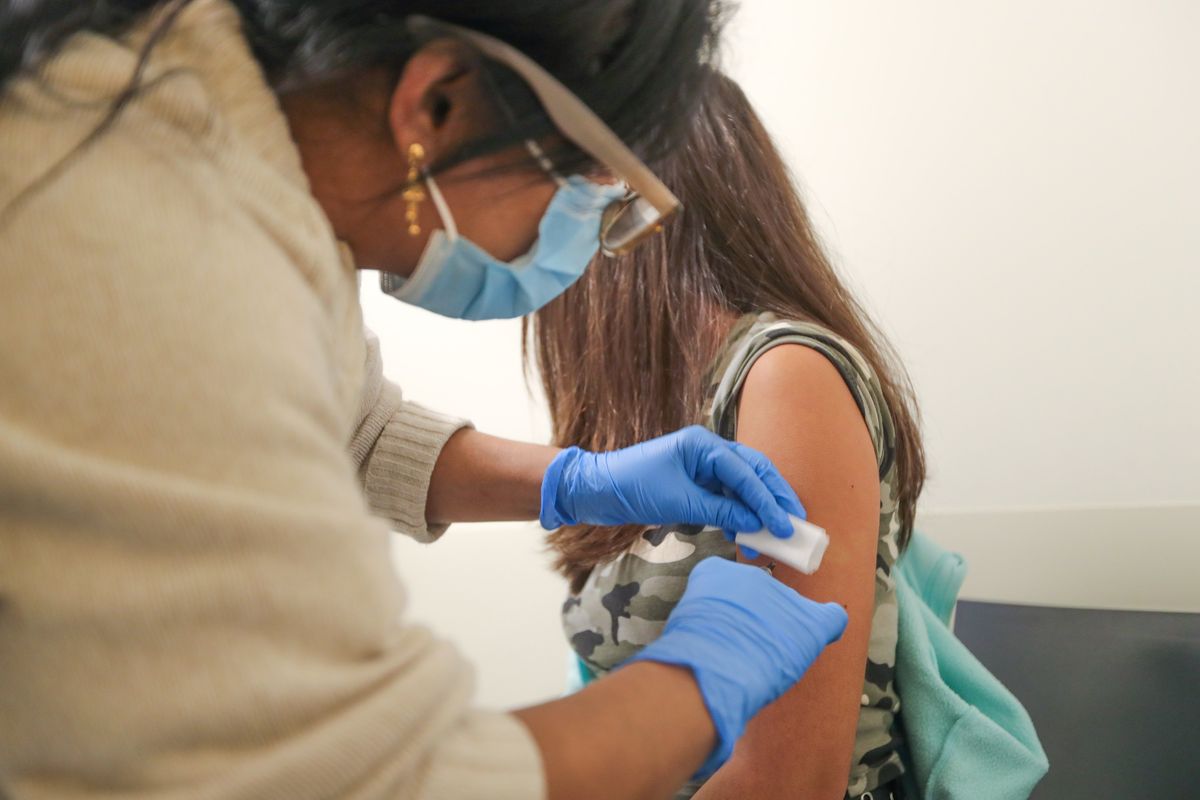 L’Ue chiede ai medici trasparenza sui sieri ma solo se è utile a vaccinare di più