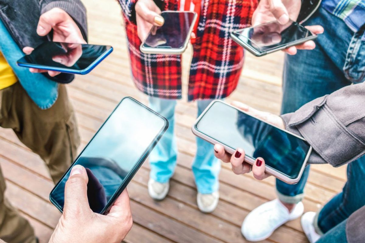 Viviamo in una società di alienati. Meglio fare le valigie e viaggiare