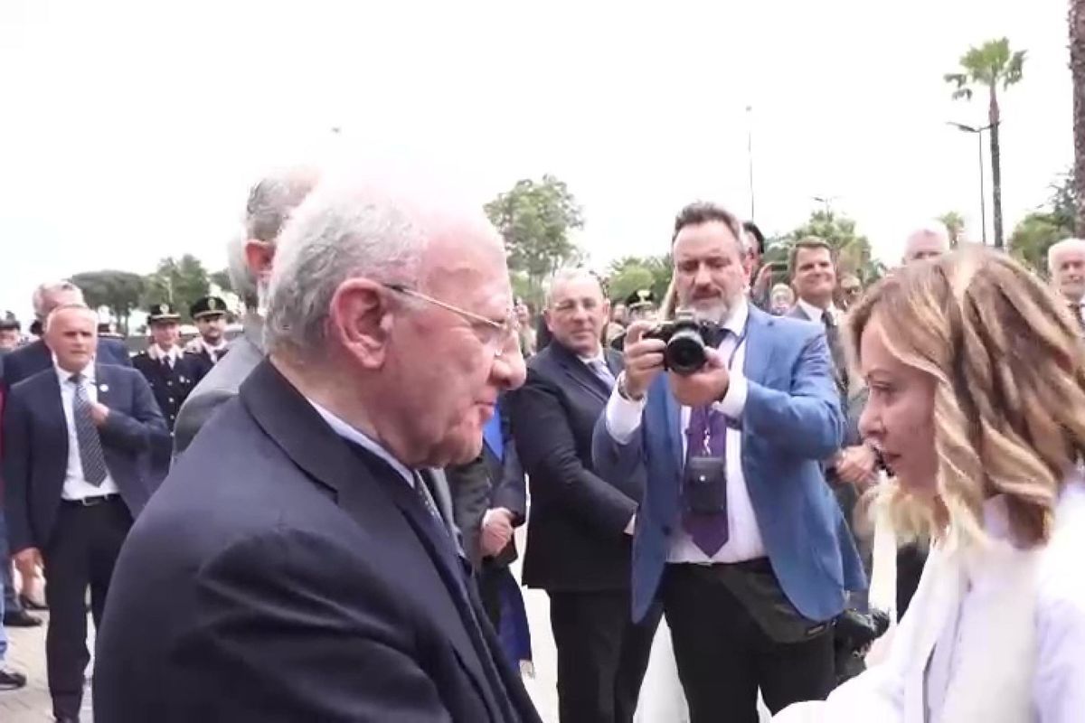 Meloni a De Luca: «Sono la stronza». E apre il centro sportivo del riscatto