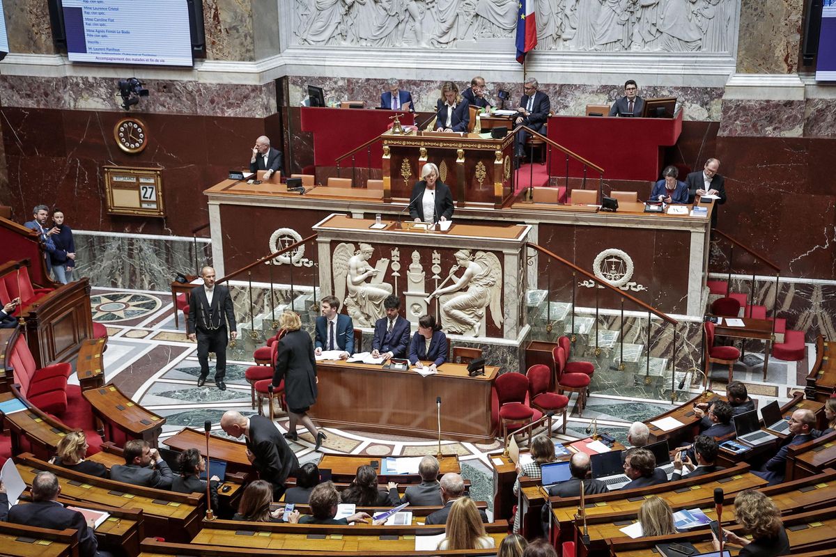 L’Eliseo perde la crociata laicista. Contro un muro la legge-eutanasia