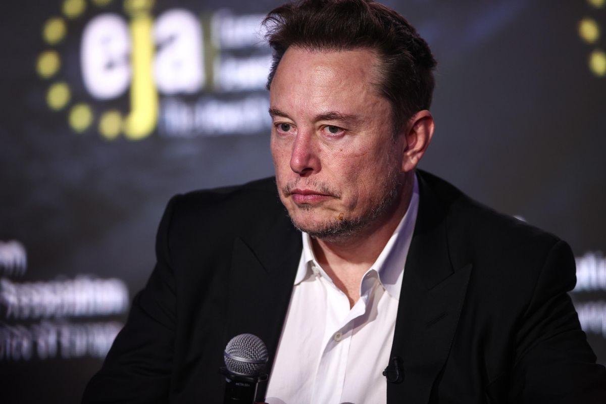 Apple mette l’Ia nei telefonini, Musk sbrocca