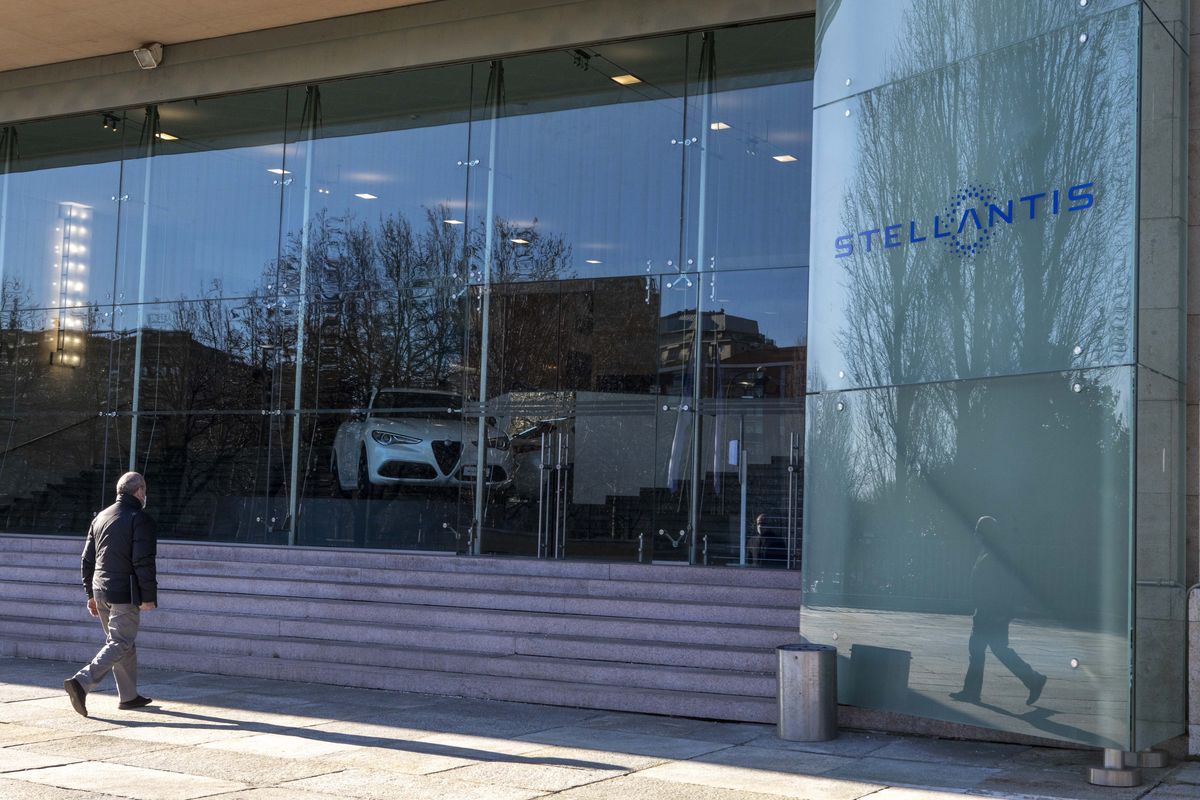 Stellantis regala 8 miliardi ai soci e altre promesse fragili all’Italia