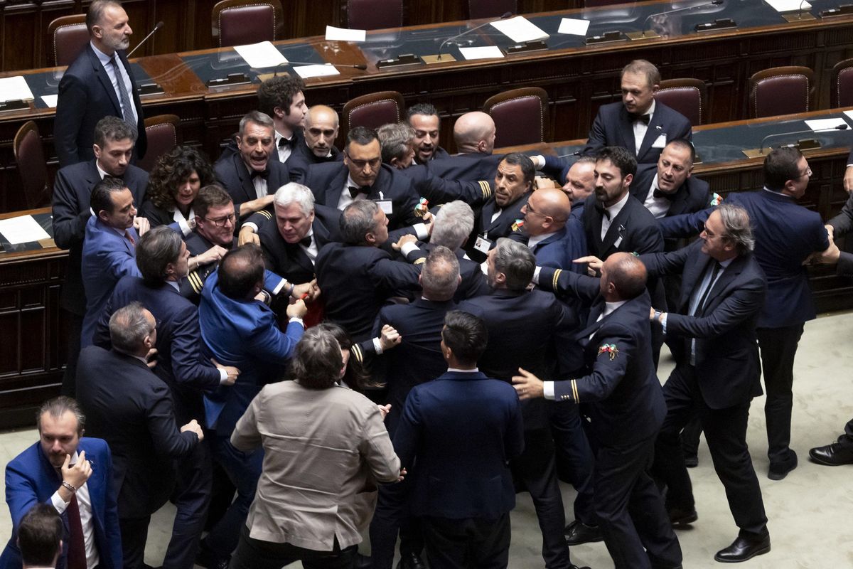 Dem in panne sui picchiatori. Silenzio sui veri abusi all’Aula