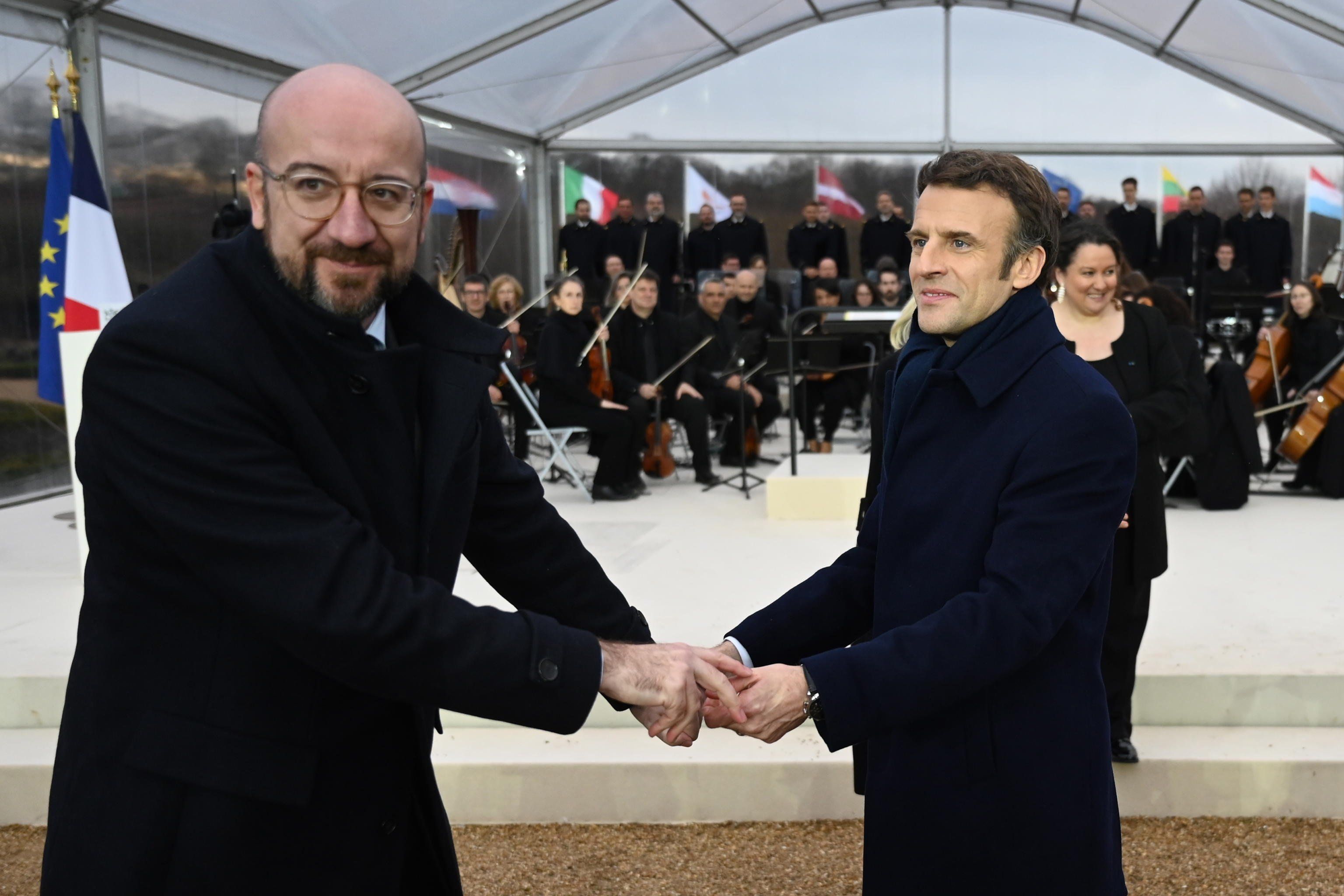 L’Ue vuole l’Ursula bis «entro fine mese» per salvare Macron alla faccia del voto