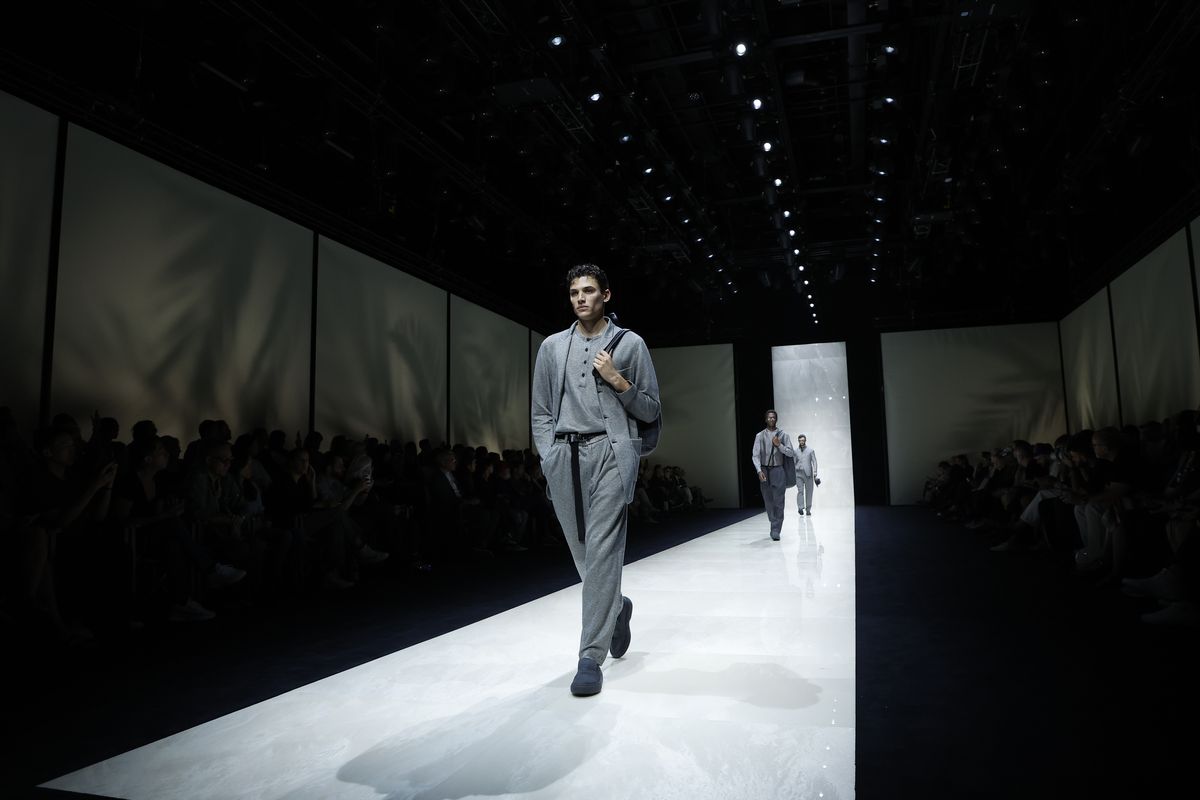 Armani scommette su giacche rilassate e stampe di palme