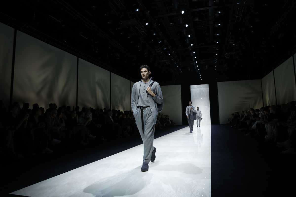 Armani scommette su giacche rilassate e stampe di palme