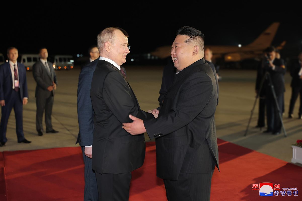 Putin star in Corea del Nord: «Sanzioni Onu da rivedere». E adesso Kiev apre al dialogo