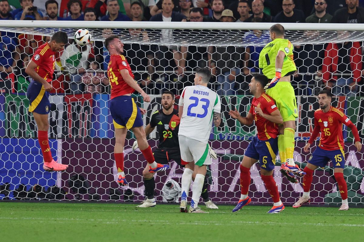 Nella corrida spagnola l’Italia è il toro. Lezione di calcio ai ragazzi di Spalletti