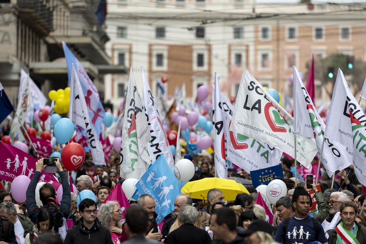 Sfilate per demolire il pensiero unico