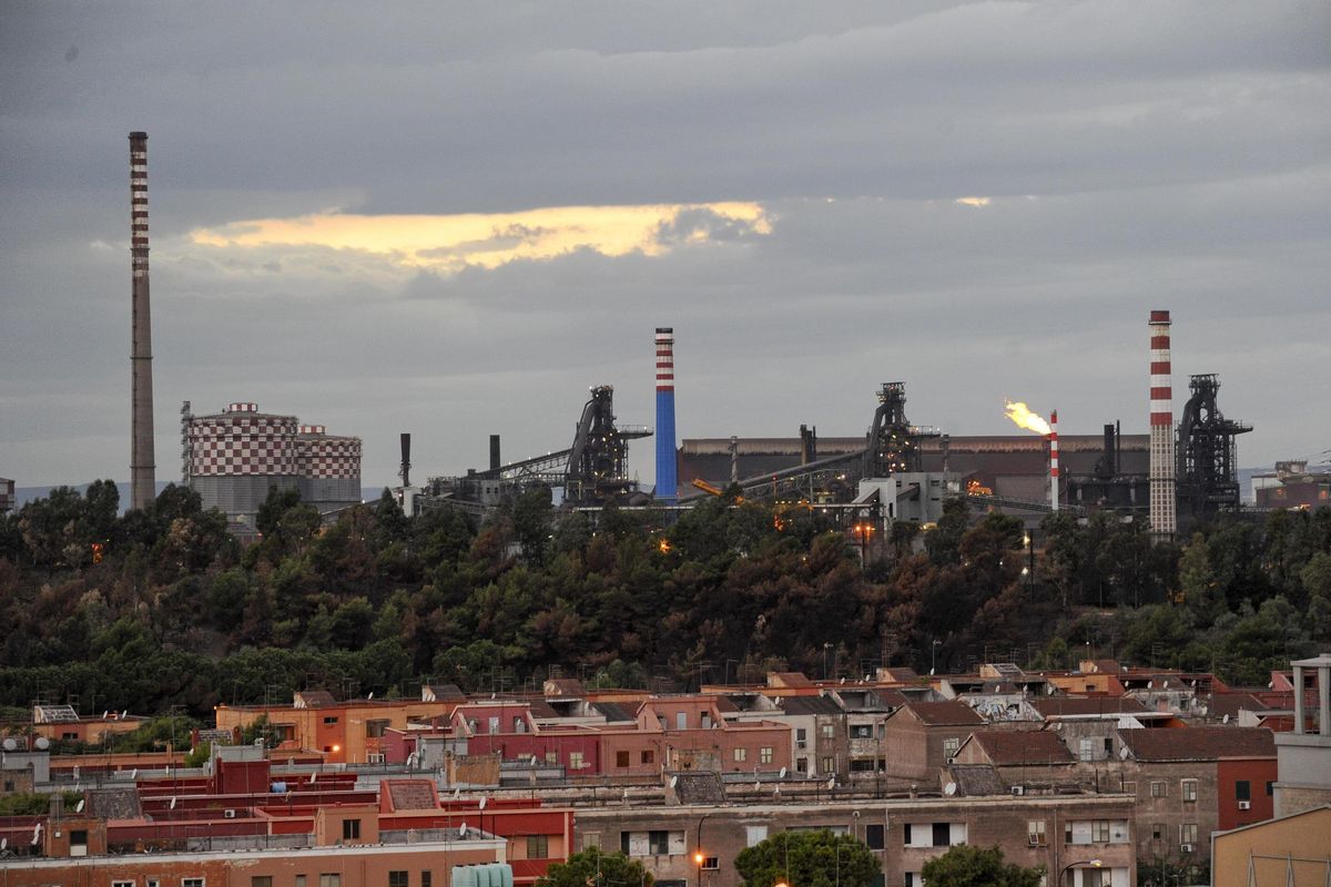 Ilva raddoppia la cig. E Fedez ci rappa su