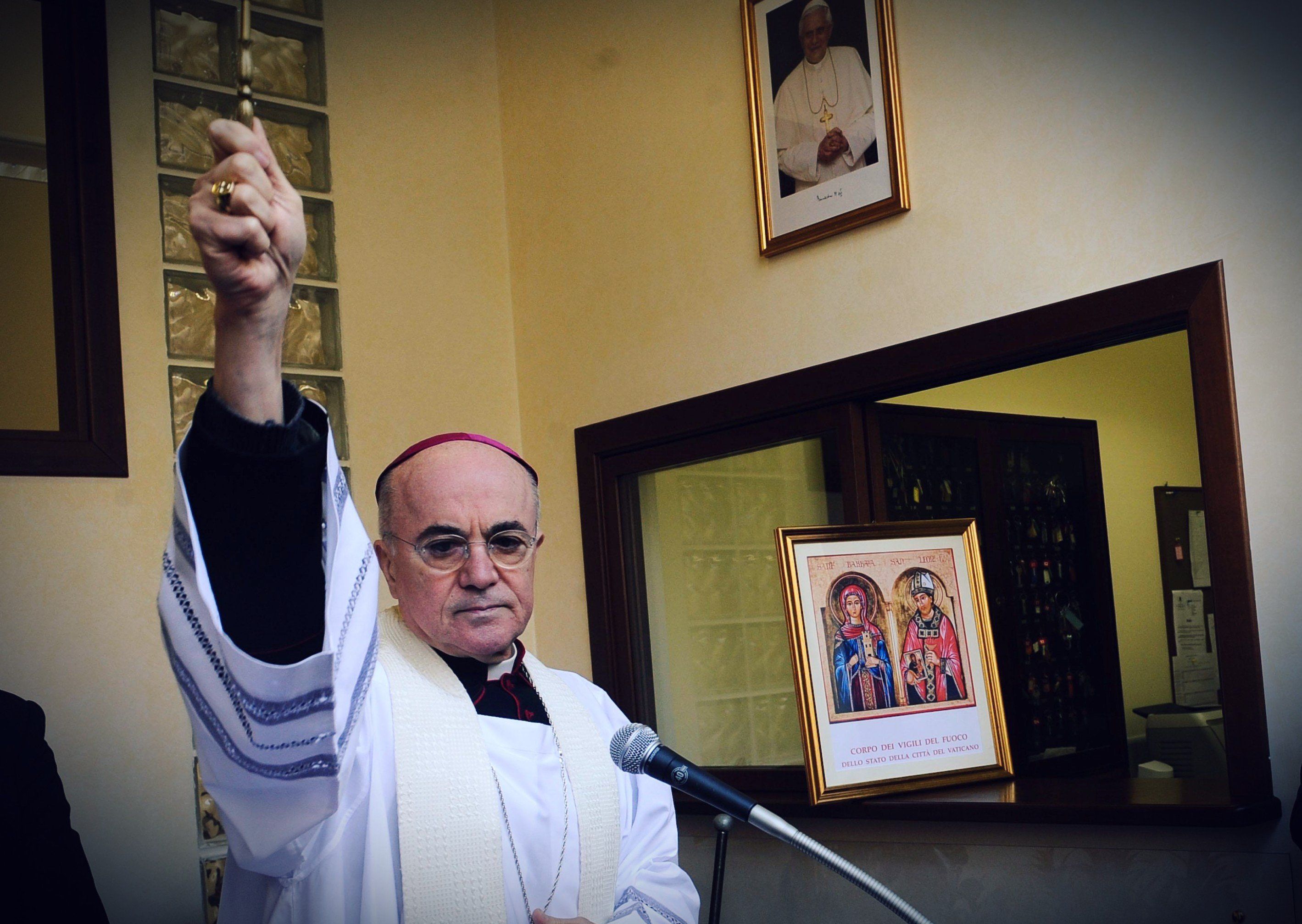 Francesco può pure cacciare Viganò ma è la censura a spaccare la Chiesa