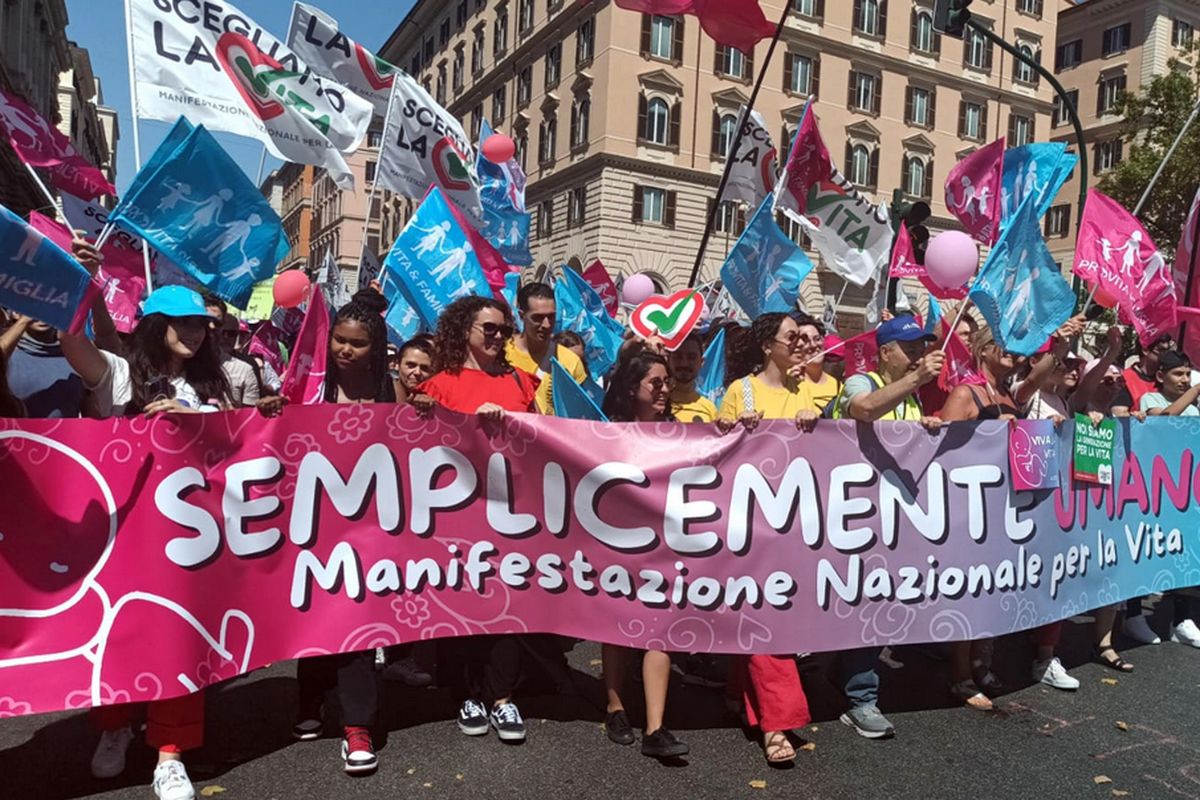A Roma 30.000 in marcia per dire basta all’aborto «Il Paese reale non lo vuole»