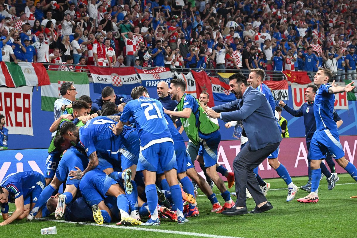 Gli Azzurri fanno pari con la Croazia. Ottavi raggiunti all’ultimo respiro