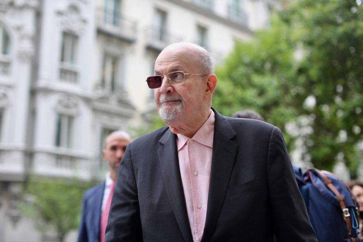 Blitz dei savianisti. Salman Rushdie tirato per la giacca contro l’Italia