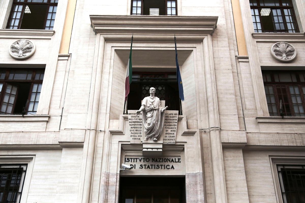Il Pil tiene, l’occupazione sale e i prezzi aumentano il giusto. Sull’Italia pesa la zavorra Ue
