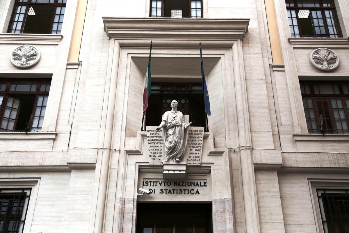 Il Pil tiene, l’occupazione sale e i prezzi aumentano il giusto. Sull’Italia pesa la zavorra Ue