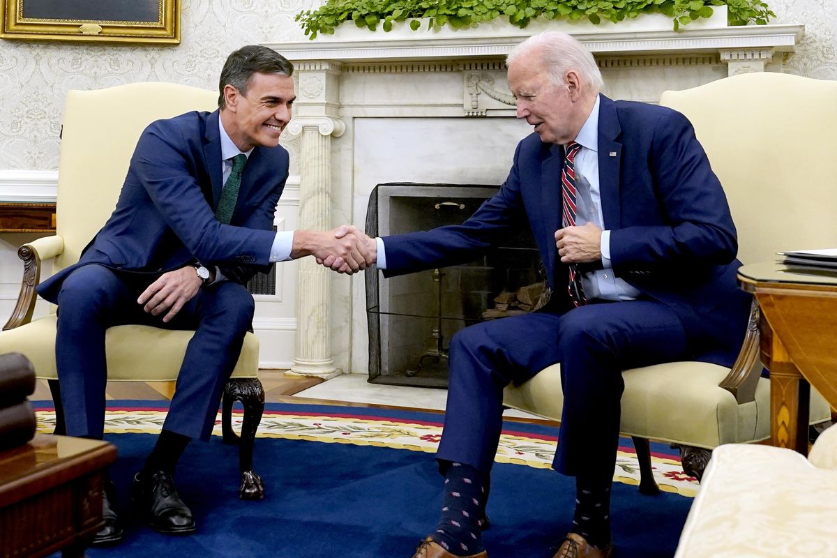 Sánchez rimpatria persino i minori. E Biden imita Trump: confini chiusi