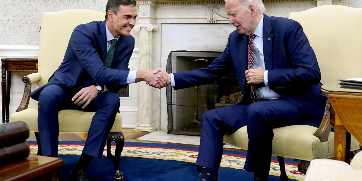 Sánchez rimpatria persino i minori. E Biden imita Trump: confini chiusi