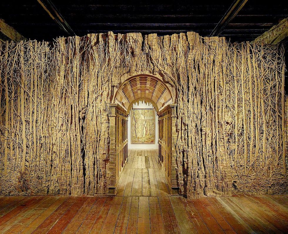 Su un’isola di Venezia fuori dalla routine prendono vita alberi di stoffa e cartone