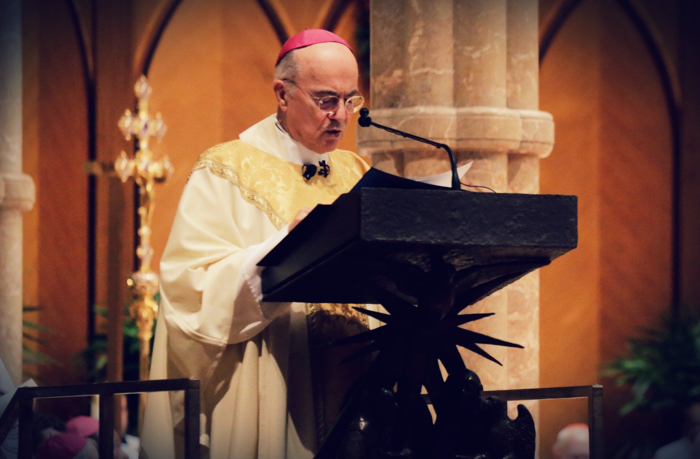 Scomunica lampo per Viganò