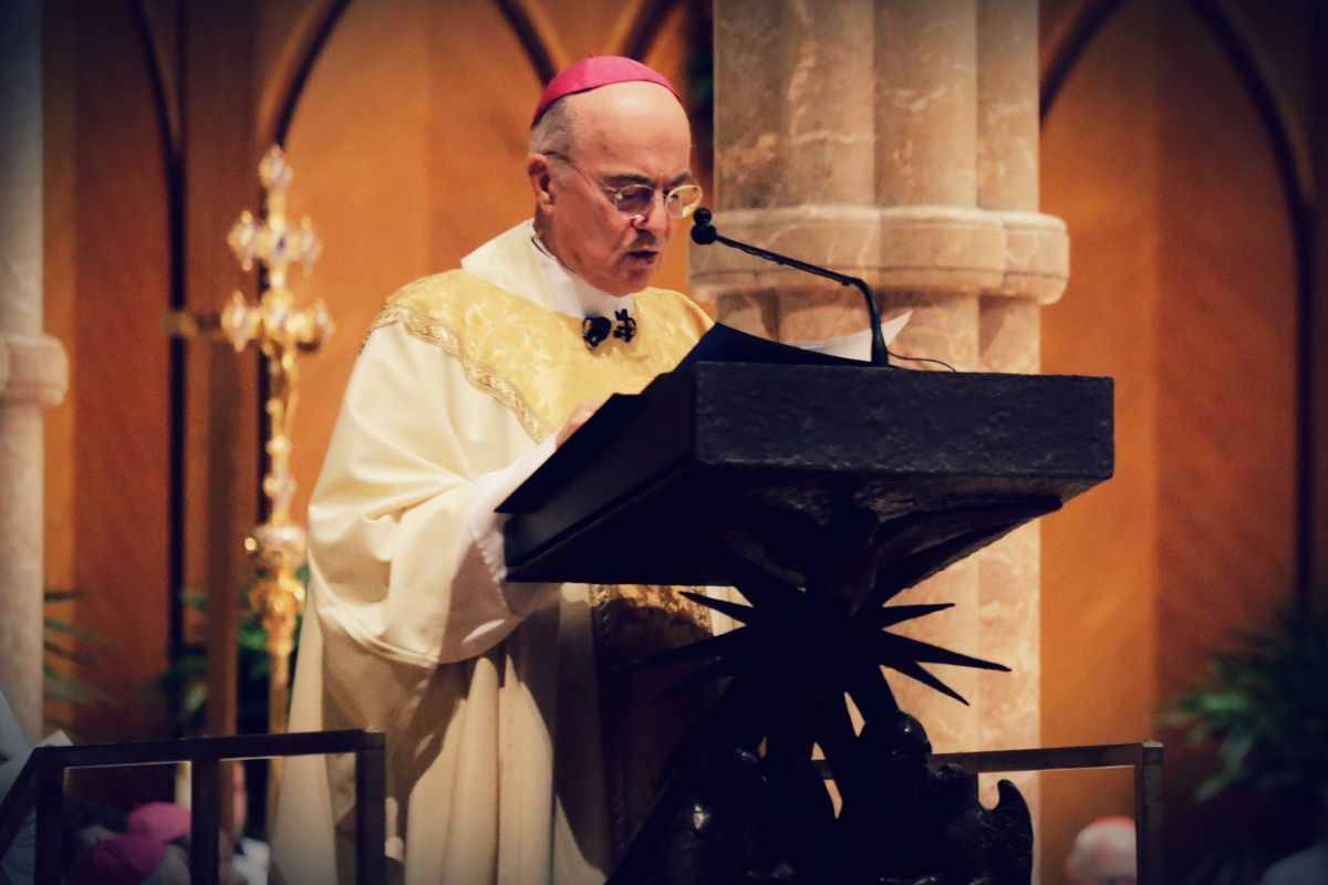 Scomunica lampo per Viganò