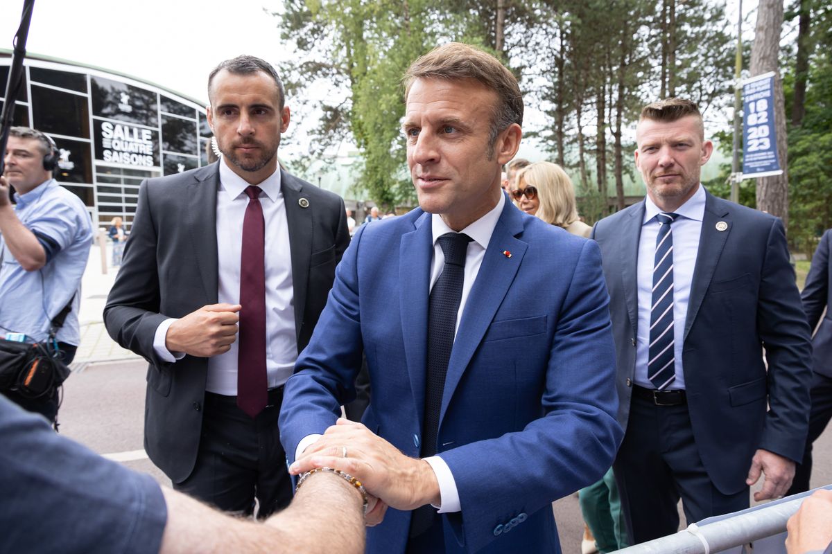 L’accozzaglia di Macron ce l’ha fatta: la Francia ostaggio del rosso Mélenchon