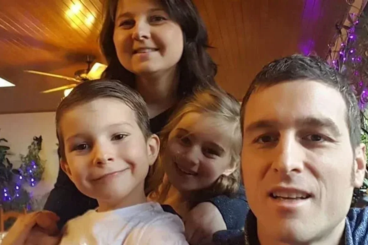 Boy who was cured of cancer posing with family for Christmas photos