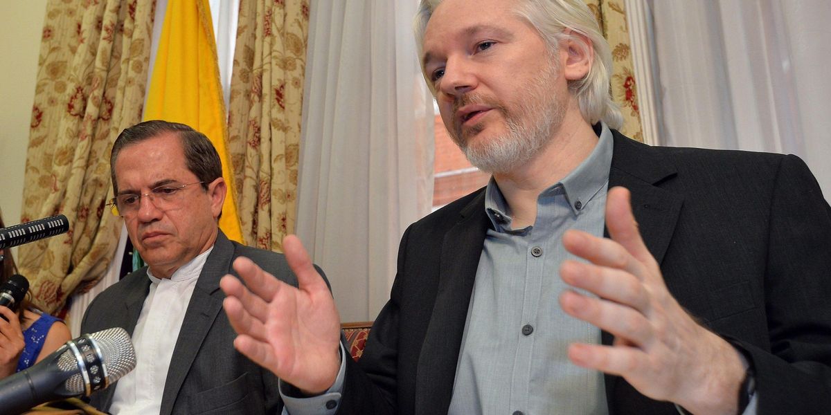 Finisce l’odissea di Assange. Per essere scarcerato si è dichiarato «colpevole»