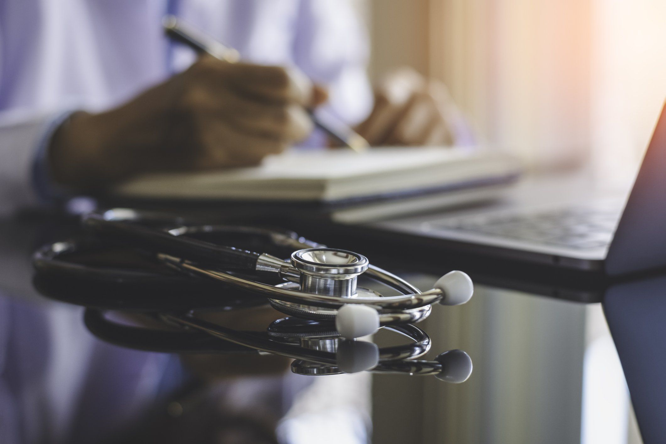 Cure negate, effetti avversi e diktat: gli Ordini dei medici ancora impuniti