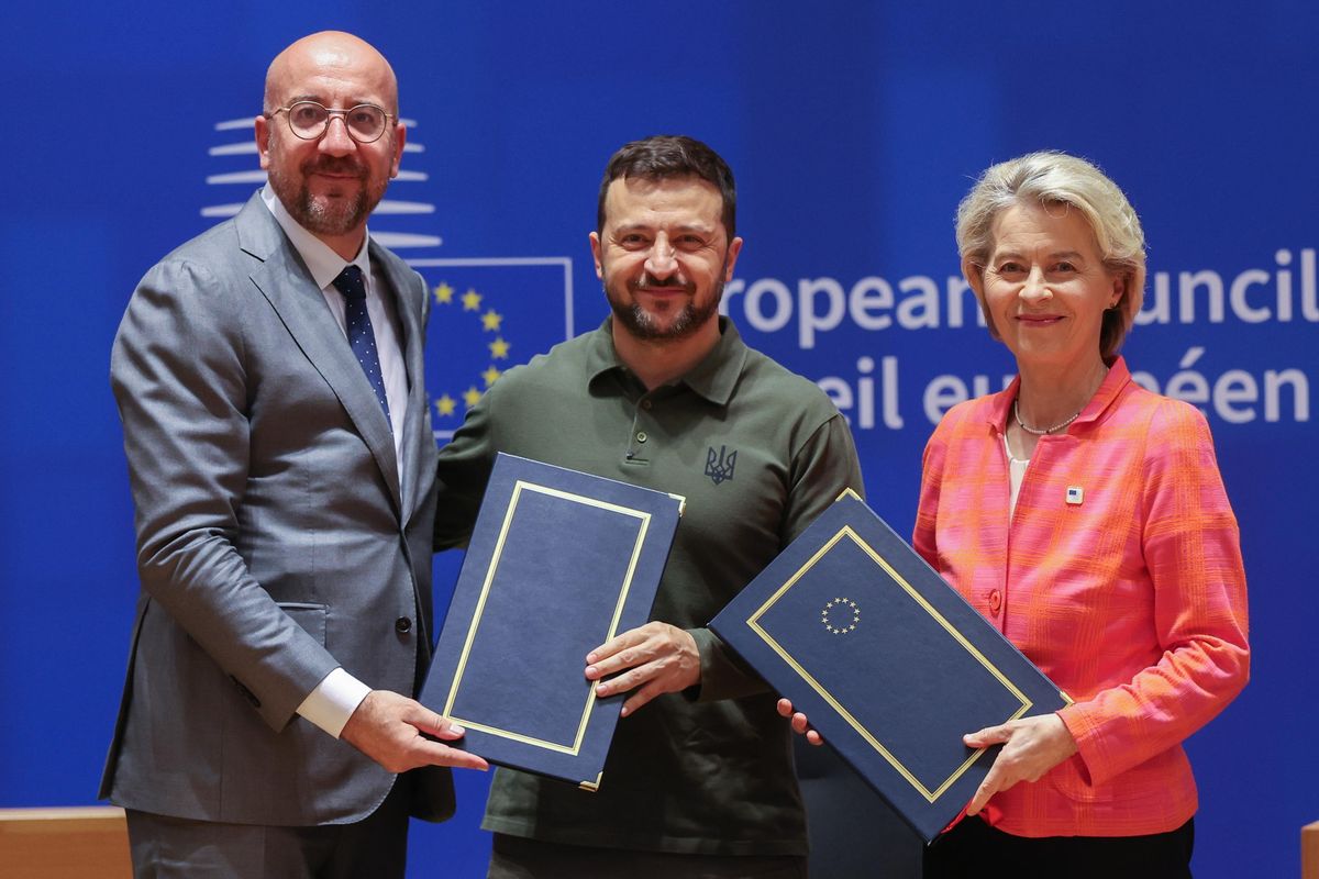 L’Ue riempie (di nuovo) Kiev di soldi. E Mosca bombarda le basi degli F-16