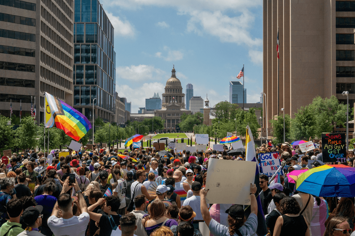 Il manuale woke per gli uffici negli Usa. Vietato dire «zio», «figlio» e «moglie»