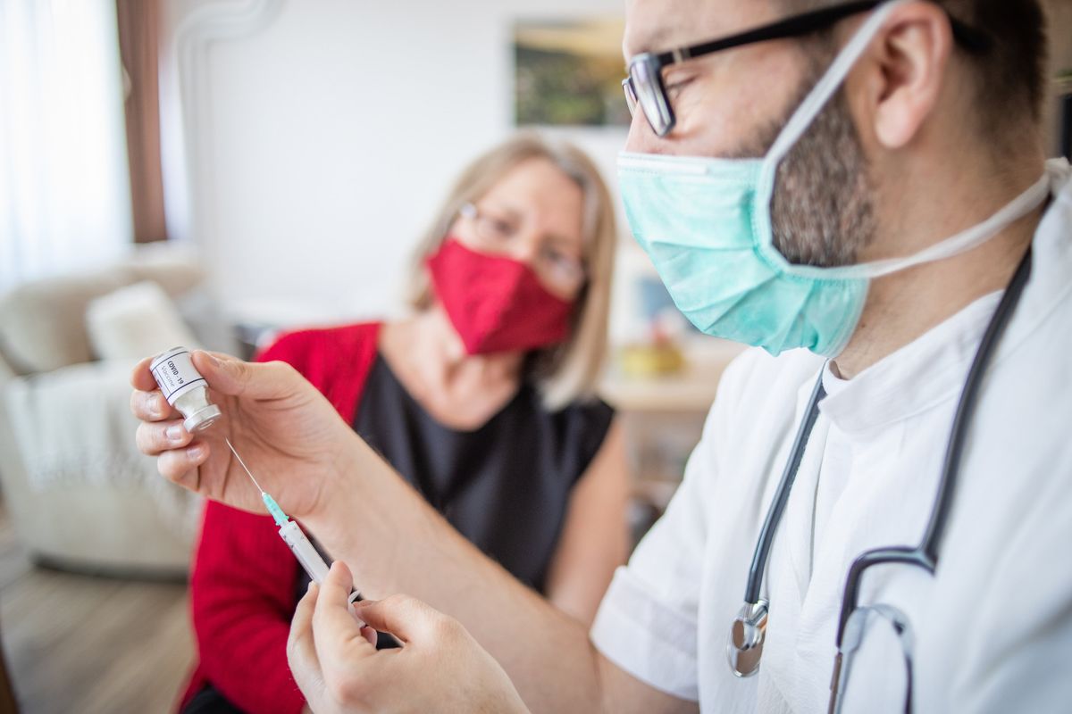 Mini rialzo dei casi: «Fate il booster». Ma con più dosi i morti sono cresciuti