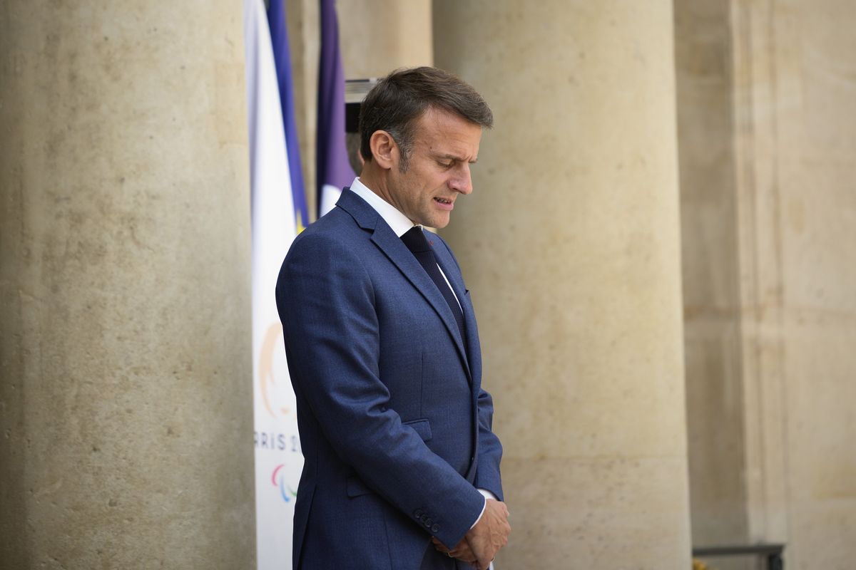 Macron lo dimostra ancora: a snobbare il popolo si finisce con le ossa rotte