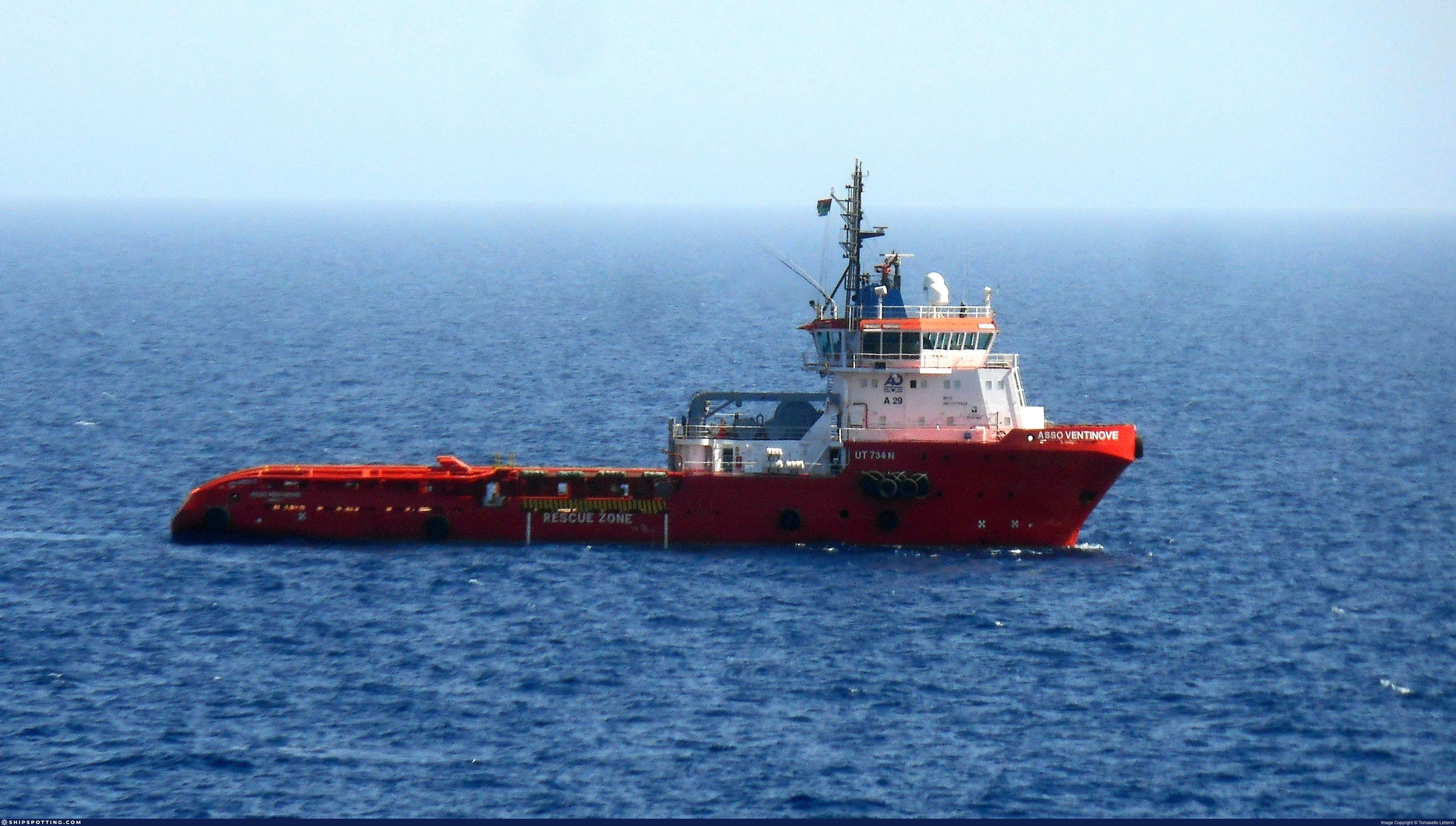 Ritratto della toga che «risarcisce» i migranti