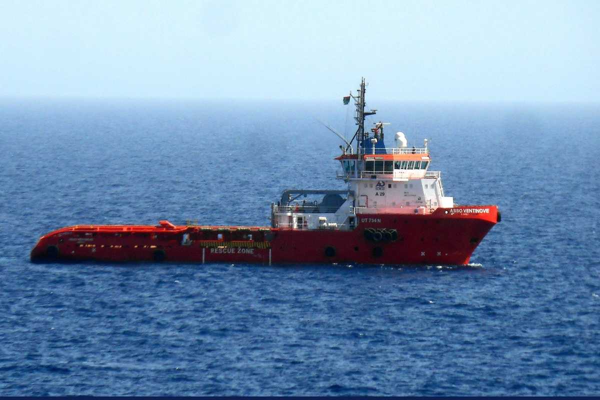 Ritratto della toga che «risarcisce» i migranti