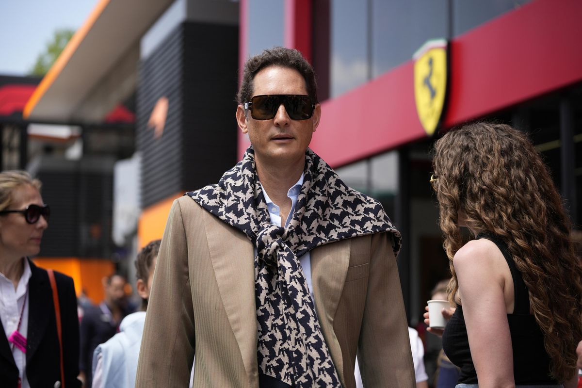 John Elkann esalta la sua Ferrari e non dice nulla su Melfi e Mirafiori