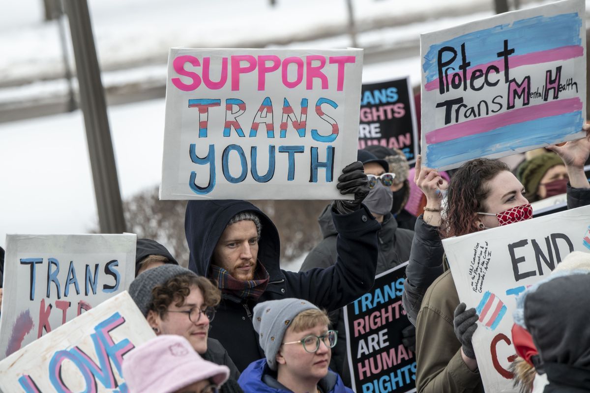 Pur di dare una mano ai dem americani tolgono i limiti di età per i bimbi trans