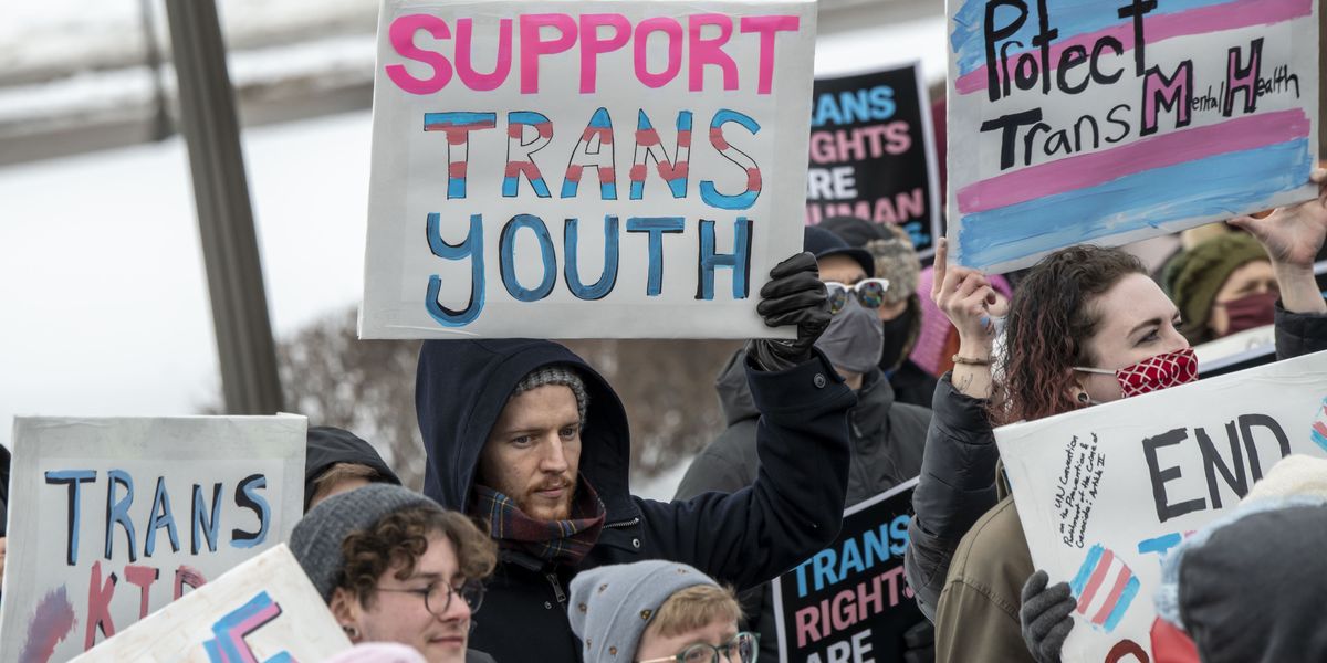 Pur di dare una mano ai dem americani tolgono i limiti di età per i bimbi trans