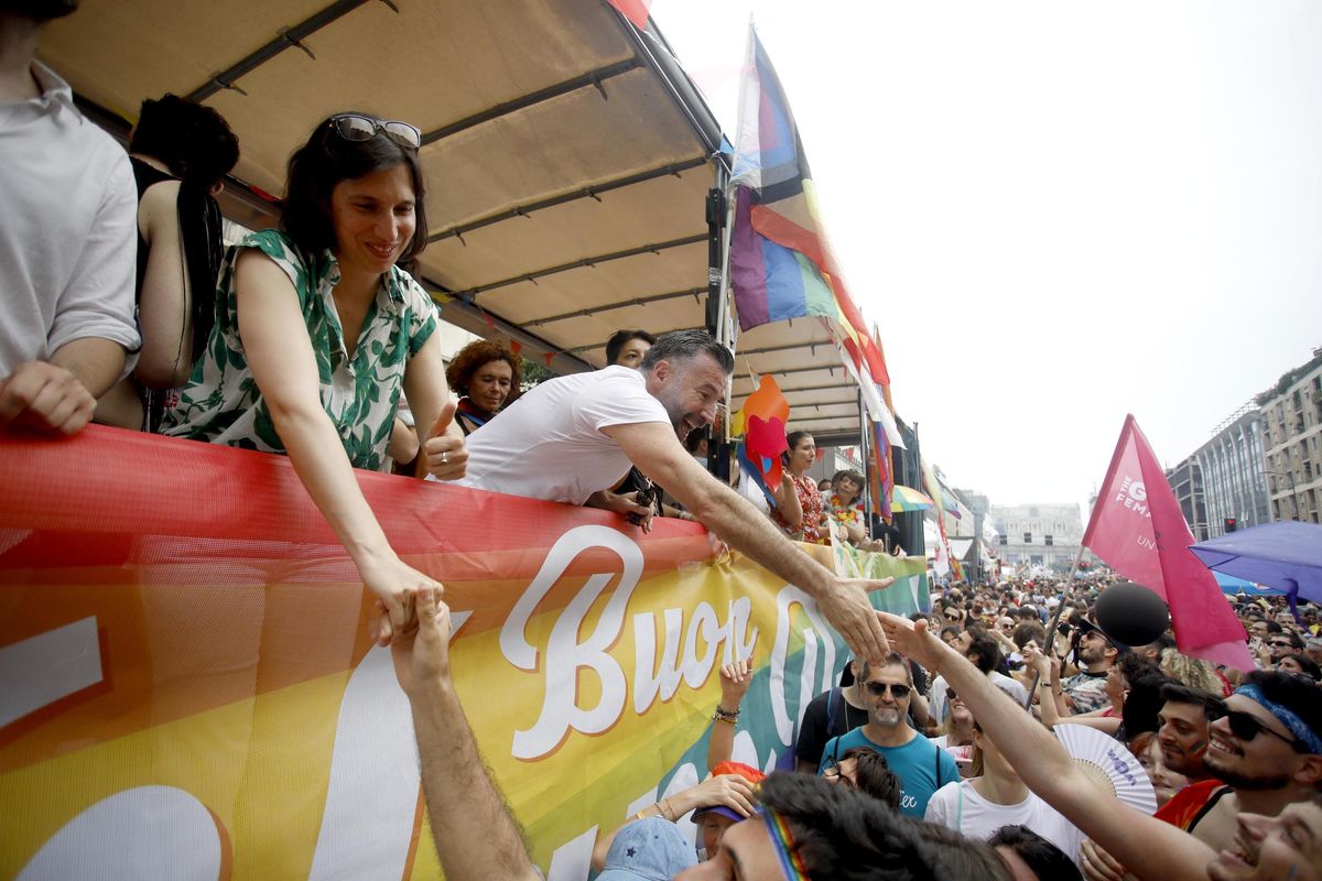 Milano, reporter palpeggiati al pride «Molestie sotto al carro di Schlein»