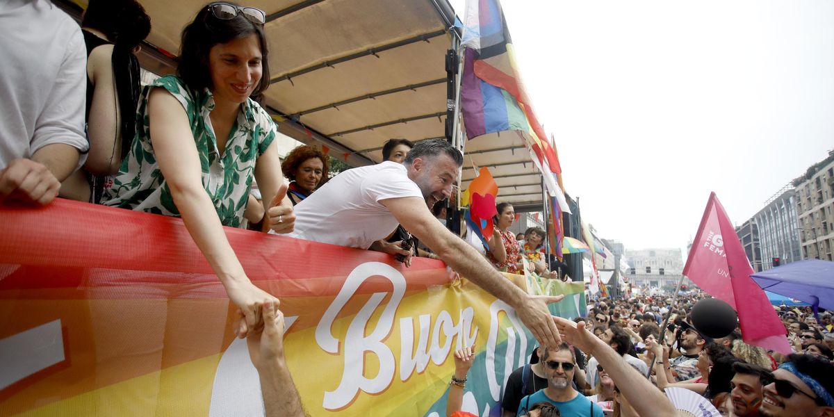 Milano, reporter palpeggiati al pride «Molestie sotto al carro di Schlein»