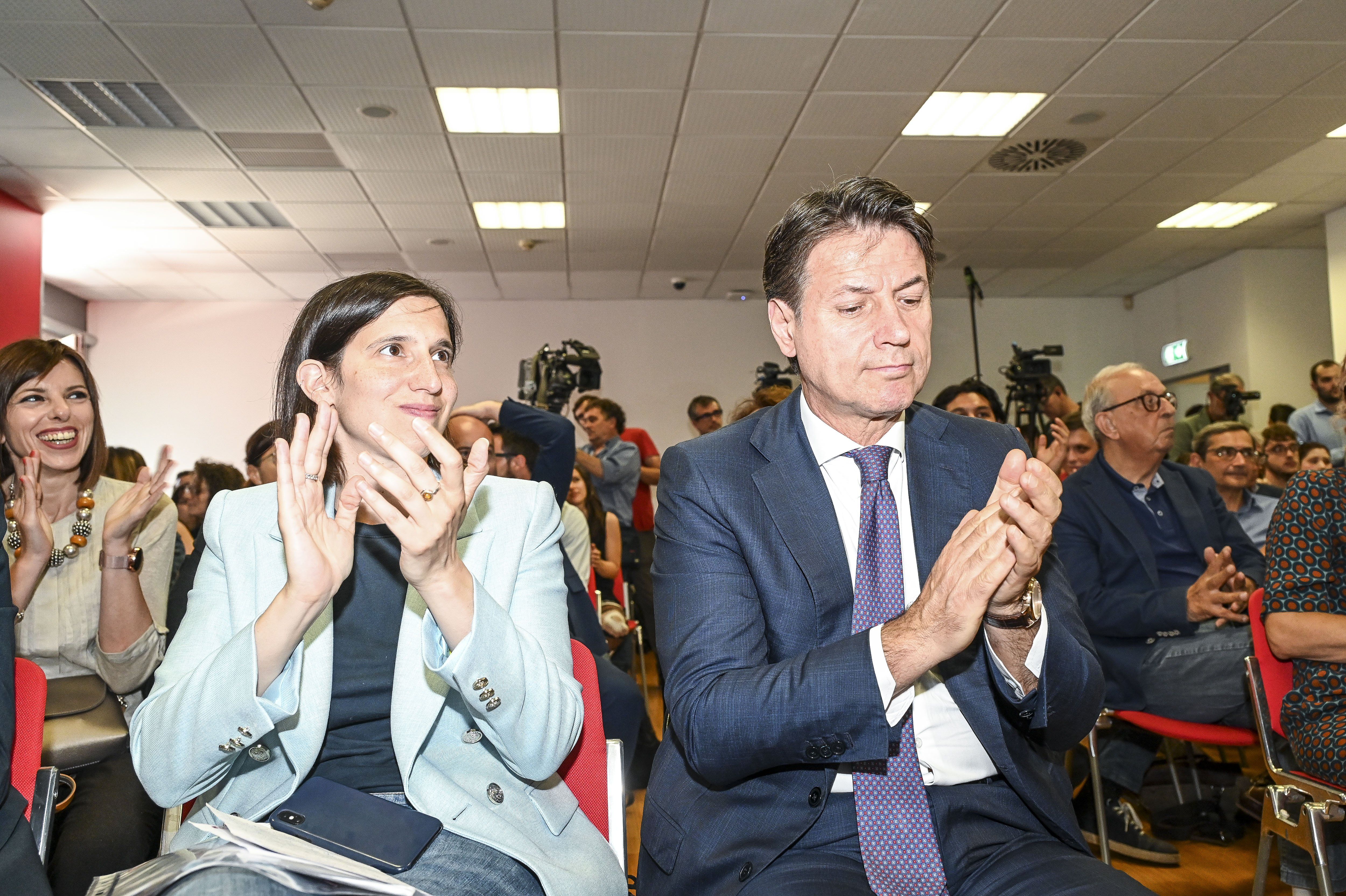 Schlein e Conte copiano i cugini d’Oltralpe. L’accozzaglia rossa puzza già di sconfitta