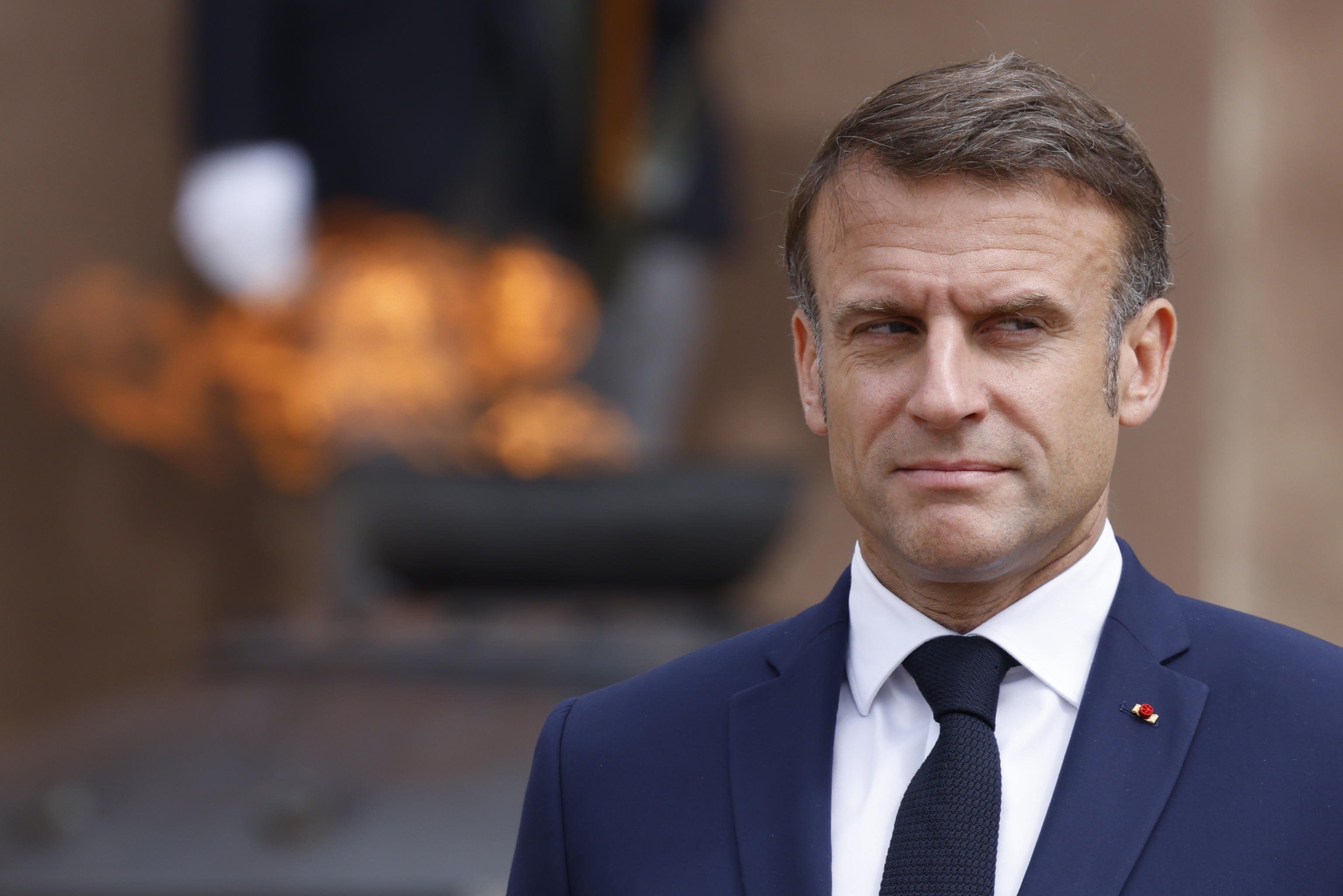 Macron parla per imporre il pateracchio