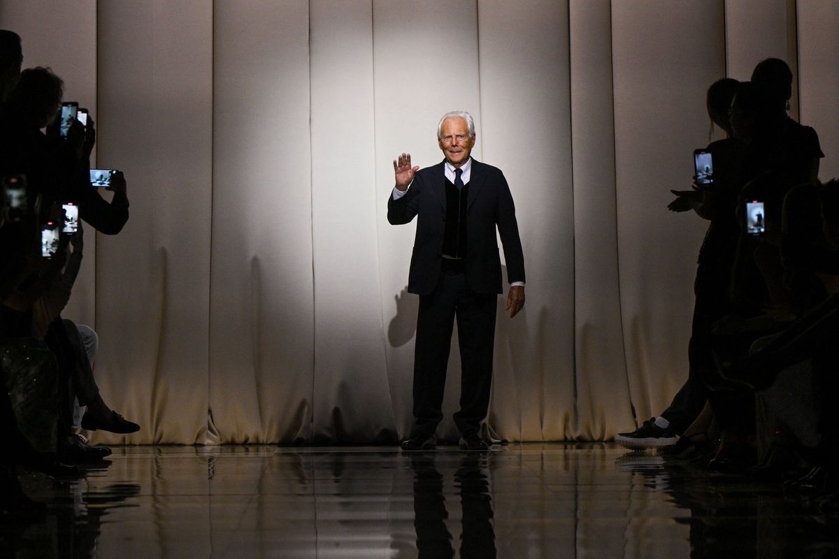 Con giacca e pantaloni ha liberato le donne. Armani e la sua moda festeggiano 90 anni
