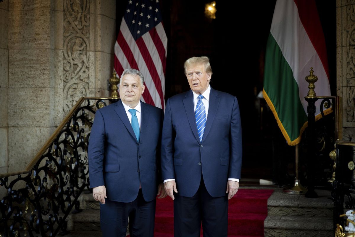Orbán va da Trump e scatta la ripicca: Ue pronta a sfilargli il vertice Difesa