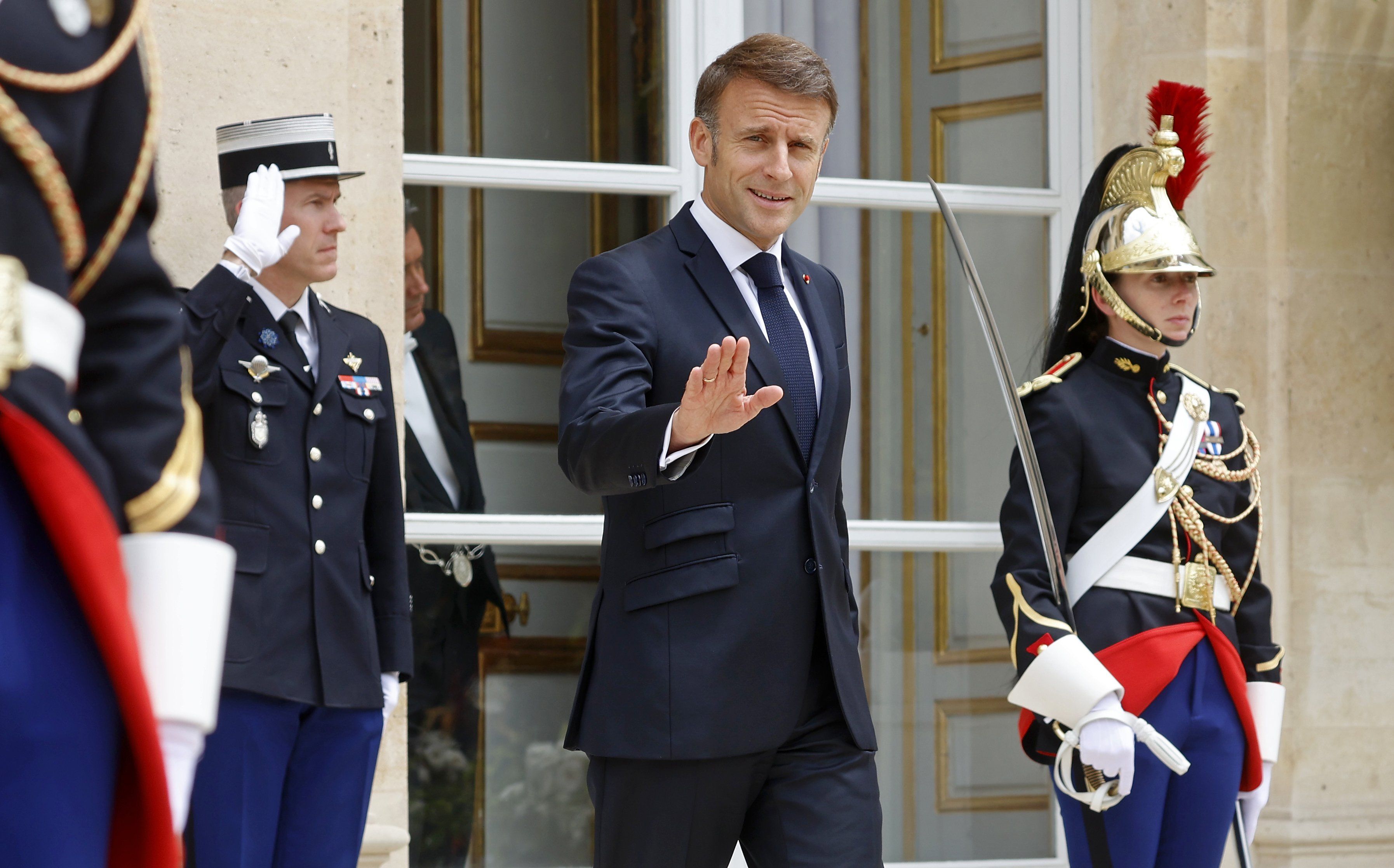 Macron inchioda il premier ai Giochi e prova a bruciare il Fronte popolare
